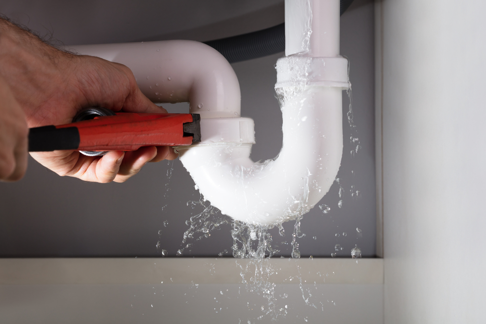 Close-up,Of,Male,Plumber,Fixing,White,Sink,Pipe,With,Adjustable